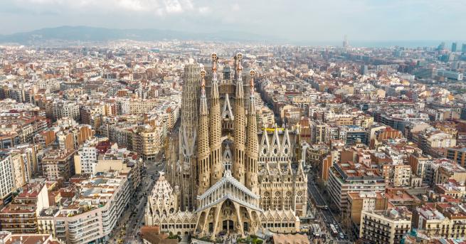 Саграда Фамилия в Барселона един от най известните туристически обекти
