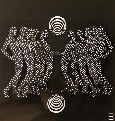  Елени Питас-Грегориадес е родена в Лондон през 1967 година По време на следването си в Лондон посещава фотографски семинар, където открива любовта си към фотографските облици и трансформациите им. 