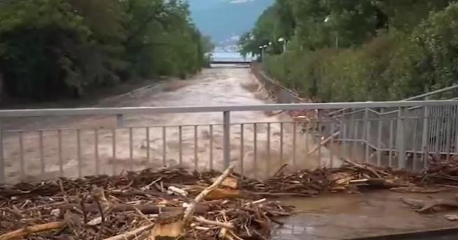 Свят Потоп на север горещини на юг в Италия Климатът