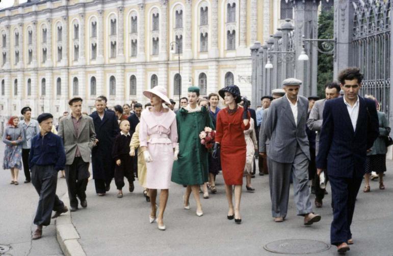  1959: Заобиколени от навалица от хора, три модела на Диор гордо крачат по московските улици. 