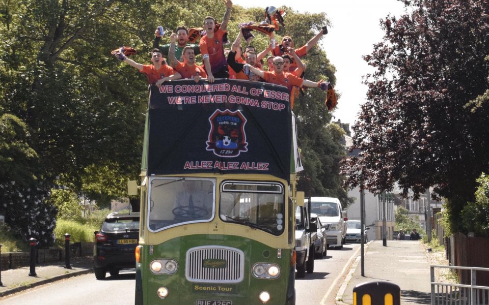 Аматьори организираха парад с открит автобус, за да покажат поредна купа