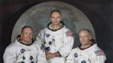  Екипа на Аполо 11. На фотографията са Майкъл Колинс, Нийл Армстронг и Бъз Олдрин, позиращи пред огромен модел на Луната. 