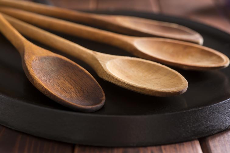  Естествено, дървената лъжица е повсеместен кухненски инструмент, само че не всеки път е най-хубавата алтернатива за приготвянето на всевъзможен тип ястия. Не се предлага да вземем за пример да я употребявате за разтрошаване на белтъци или сметана. 
