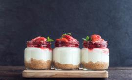  <p><strong>Чийзкейк с ягоди:</strong> фикция в чаша за <strong>10 минути</strong></p> 