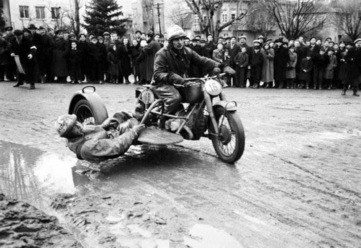  Зимен мотокрос в столицата, 1953г. Фотограф: Тодор Славчев 