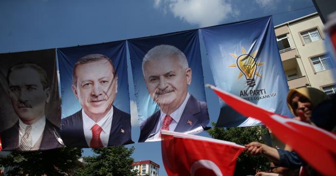 Свят Ердоган тих в последния ден преди вота опозиционният