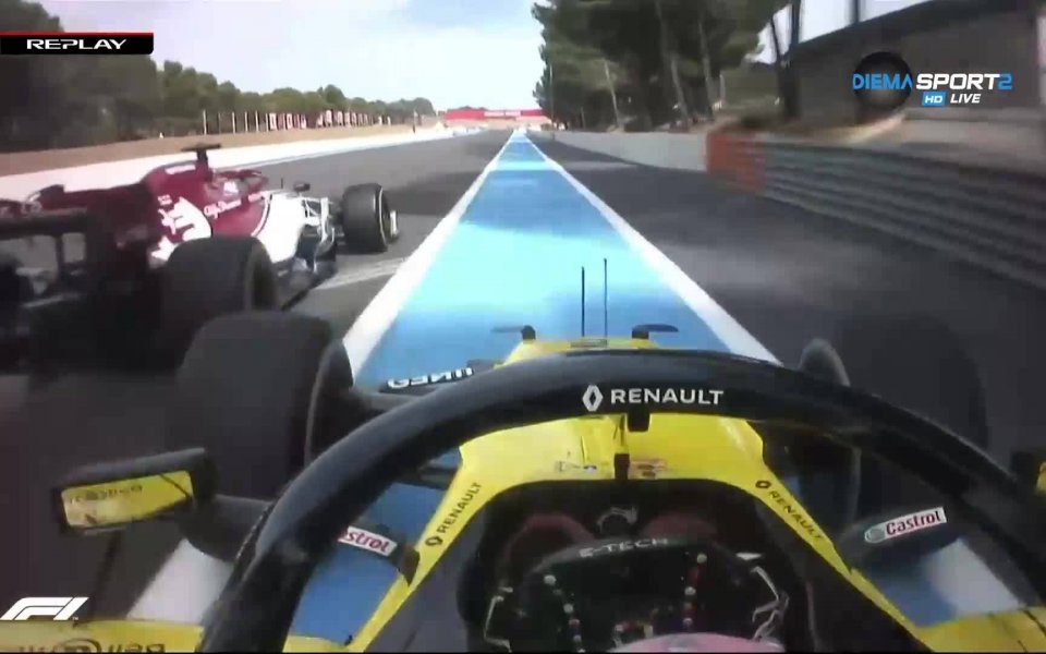 Пилотът на Рено Даниел Рикиардо беше наказан с две 5-секнудни