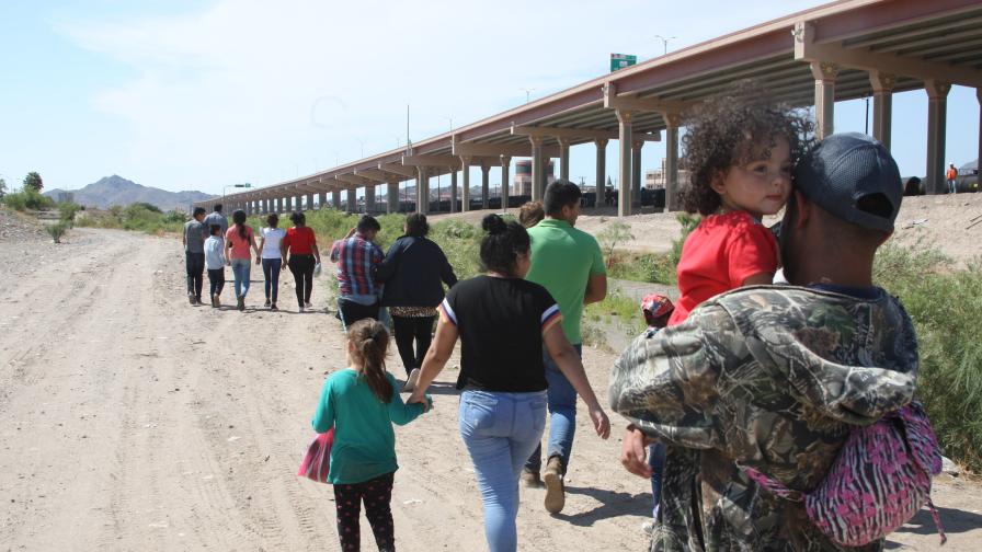 <p>Какво се случва на границата между САЩ и Мексико</p>