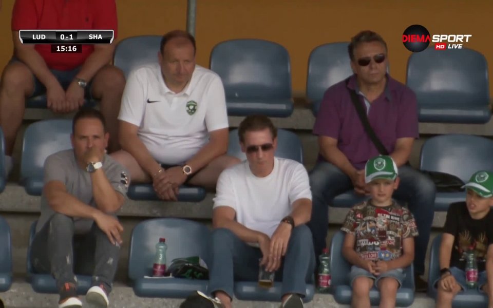 Собствениците на Лудогорец - Кирил и Георги Домусчиев гледат двубоя