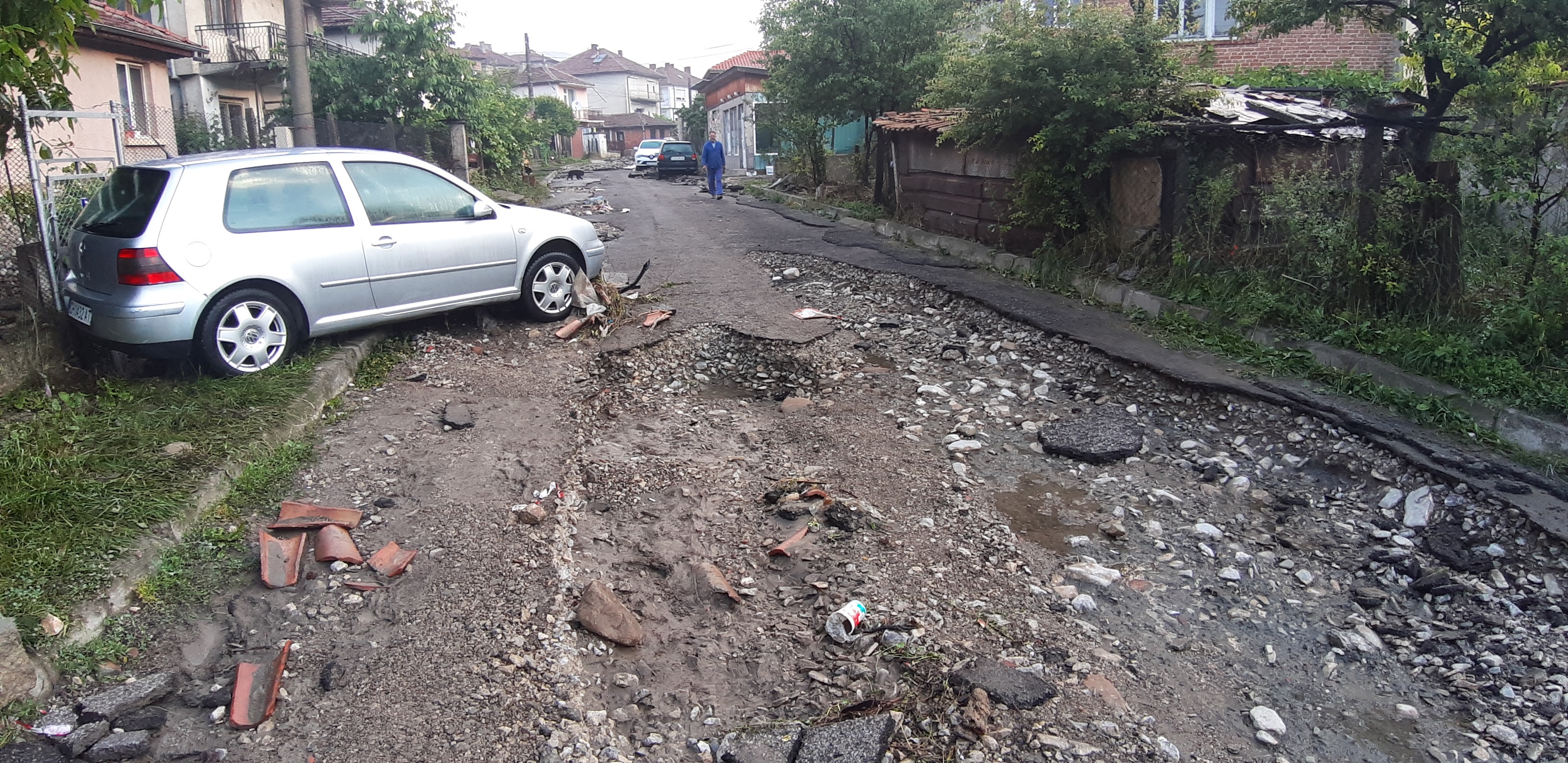 В Котел е обявено бедствено положение. Реката в балканския град излезе от коритото си и заля къщи и улици. 20 имота са наводнени, а жителите на три от тях са евакуирани.  Около 80 л/кв.м са били валежите в сряда в Котел.