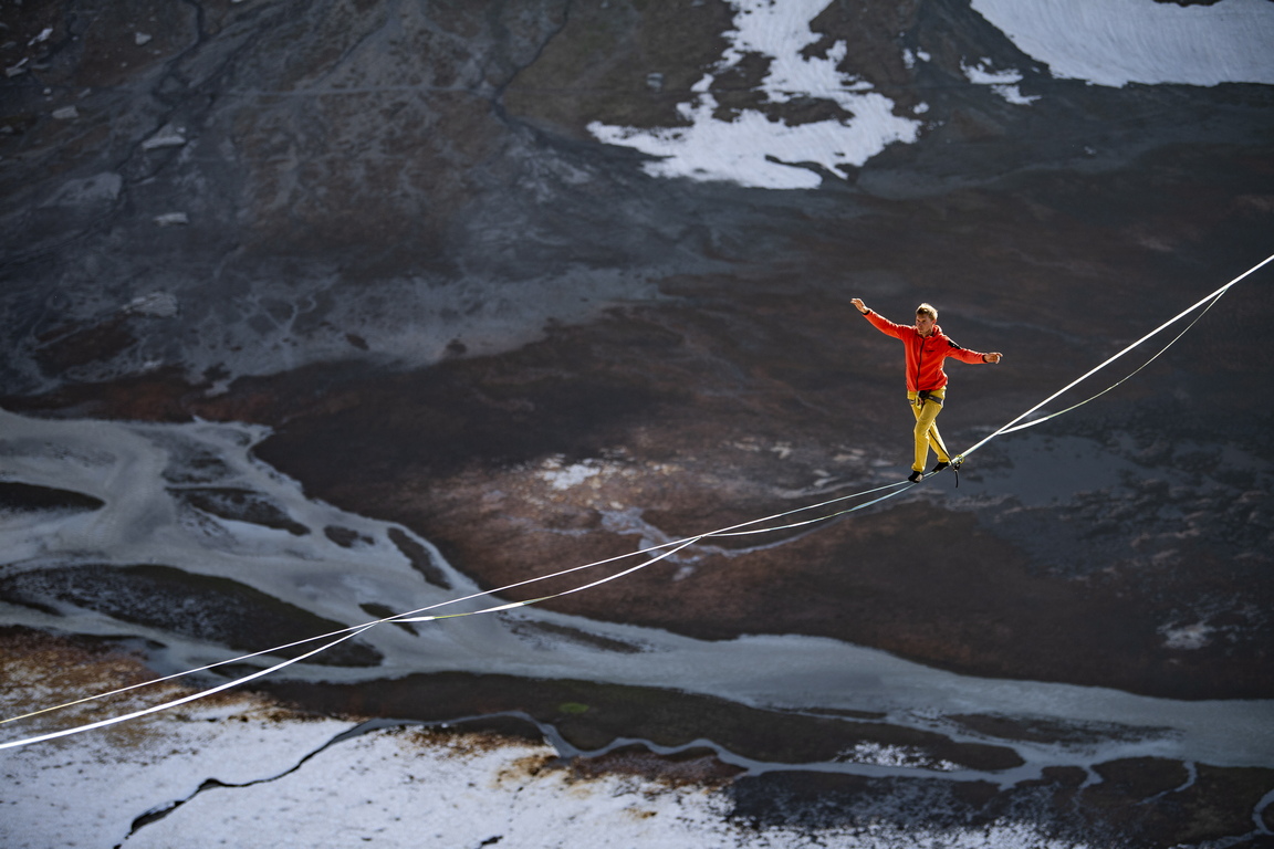 Лукас Ирмлер, който обича да ходи по въже (слакслайн), балансира на 200 метра височина по дългото 800 метра плоско въже над Segnesboden, във Флимс, Швейцария. Тектоничната арена Сардона е един от обектите на ЮНЕСКО за световно културно наследство