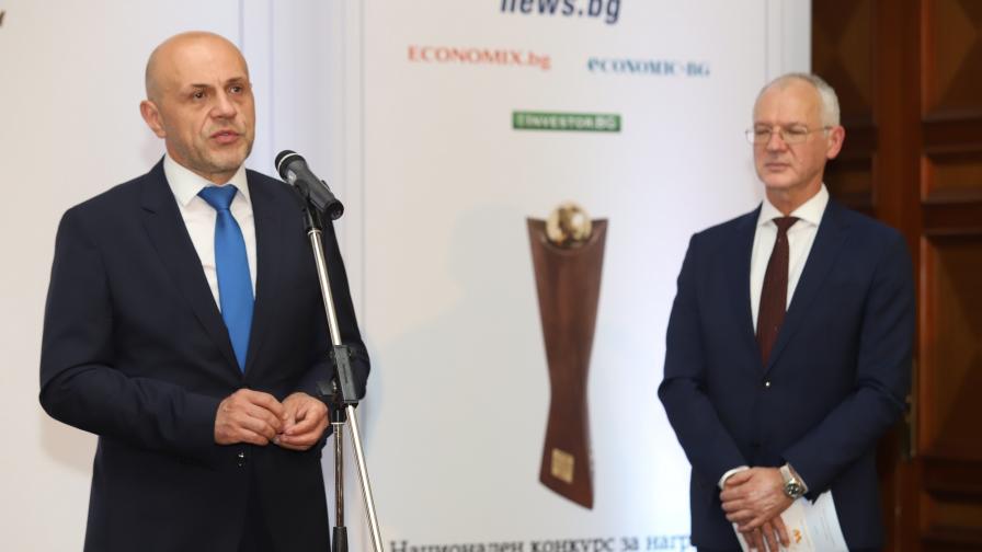 На снимката са вицепремиерът Томислав Дончев и председателят на АИКБ Васил Велев