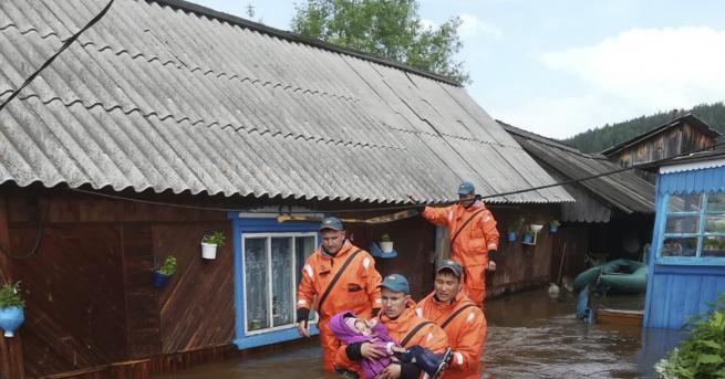 Свят Ад в Русия потоп в Индия и Япония жертви