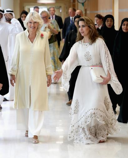  Поредното доказателство за напълно не тихата женска гражданска война в арабския свят - по този начин някои медии дефинираха принцеса Хая, която избяга от брачна половинка си - дубайския шейх Мохамед бин Рашид ал Мактум. Различни източници оповестяват, че тя е взела със себе си сумата от 31 млн. паунда. Хая е щерка на йорданския крал Хюсеин и третата му брачна половинка кралица Алия и полусестра на сегашния крал на Йордания - Абдула II. Мохамед бин Рашид ал Мактум е емир на Дубай,вицепрезидент и министър председател на Обединените арабски емирства. 