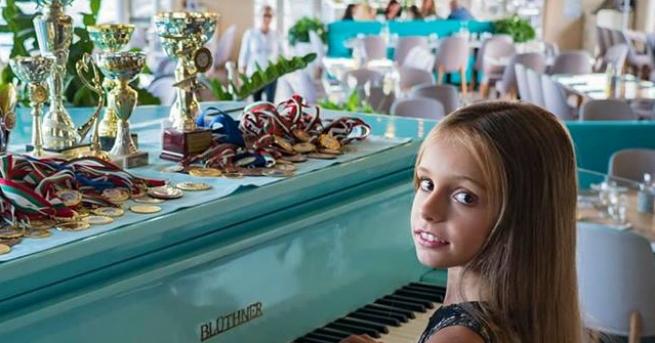 България Най-красивото момиче в света - 9-годишната Бриана Малката Бриана