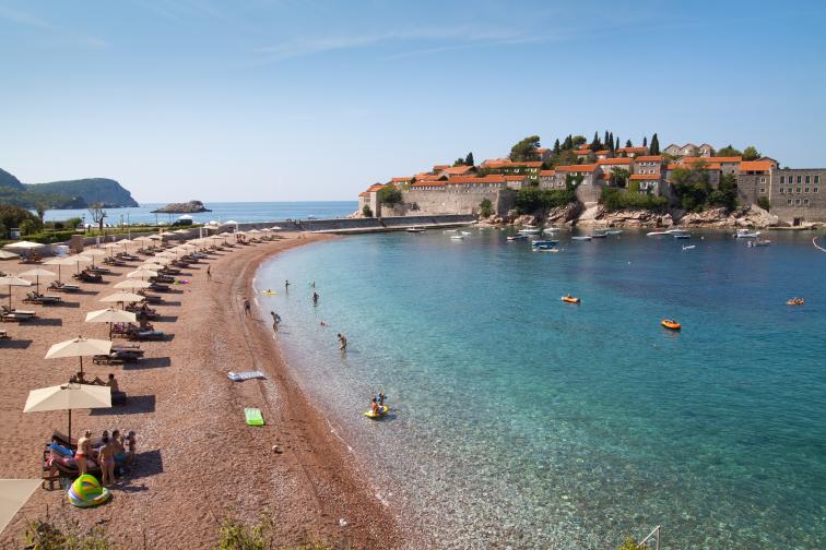  Свети Стефан е остров със населено място наоколо до Будва, Черна гора. 