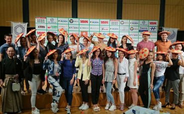 Сламени шапки и топло посрещане за гимнастичките ни