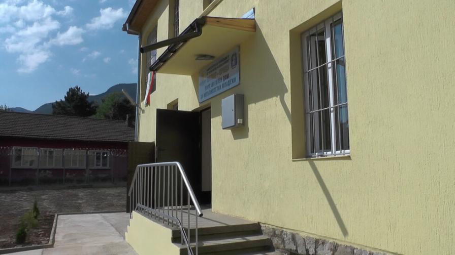 Трима непълнолетни избягаха от затвора във Враца