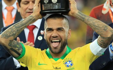 Бразилският национал Дани Алвеш обмисля оферти от бившия си тим