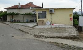  Кола се вряза в магазин, притежателят твърди, че е открадната 