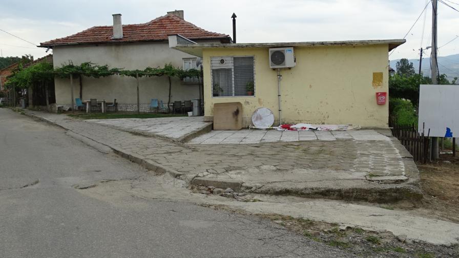  Кола се вряза в магазин, притежателят твърди, че е открадната 