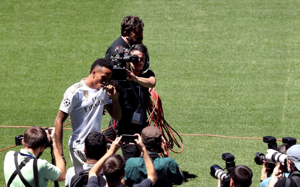 Защитникът Едер Милитао беше представен като нов играч на Реал