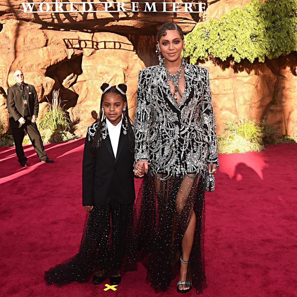 Световната поп звезда Бионсе присъства на премиерата на "Цар Лъв" в Холивуд., Тя се появи в забележителен тоалет, обсипан в десетки камъни. Роклята е дело на модна къща Alexander McQueen., С нея бе и 7-годишната й дъщеря Блу Айви, която също бе облечена в подобно облекло.