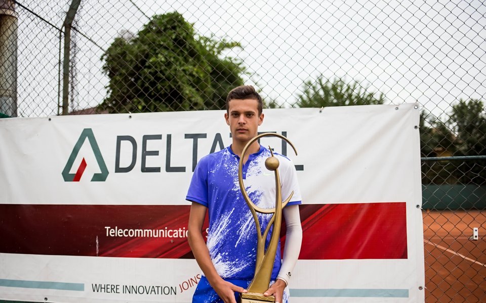 16-годишният български тенис талант Симеон Терзиев безапелационно грабна титлата на