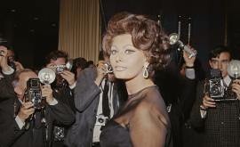  <p>София Лорен и <strong>гърдите на Джейн Мейнсфилд - </strong>легендарната снимка</p> 