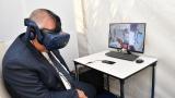  Професор Асен Балтов употребява очила за виртуална действителност, с цел да извърши медицински обзор от разстояние. 