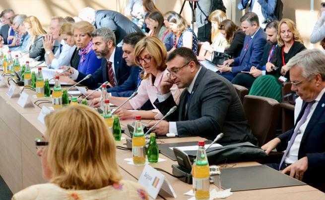  Вицепремиерът и министър на външните работи Екатерина Захариева и министърът на вътрешните работи Младен Маринов участваха в неофициална среща на външните и вътрешните министри от Европейски Съюз и Шенген в Париж, отдадена на настоящите проблеми на миграцията в Средиземноморието. 