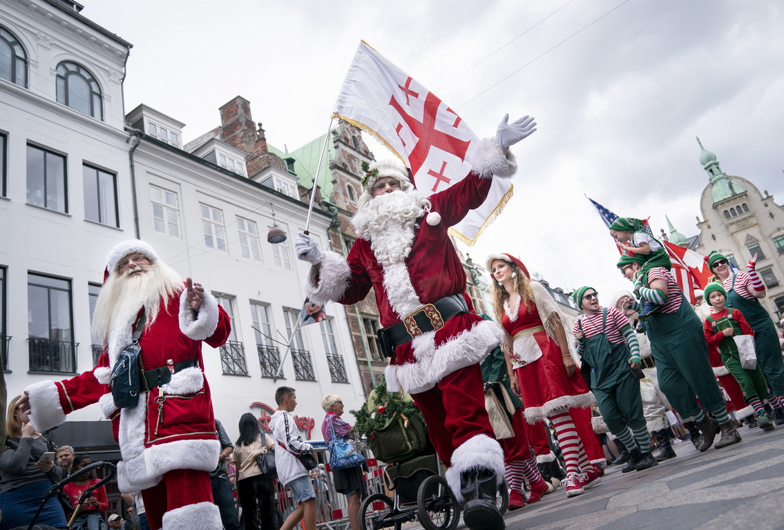 <p>Повече от 150 души, облечени като дядо Коледа, пристигнаха в датската столица на ежегодния си световен конгрес, който се провежда за 60-та поредна година.</p>