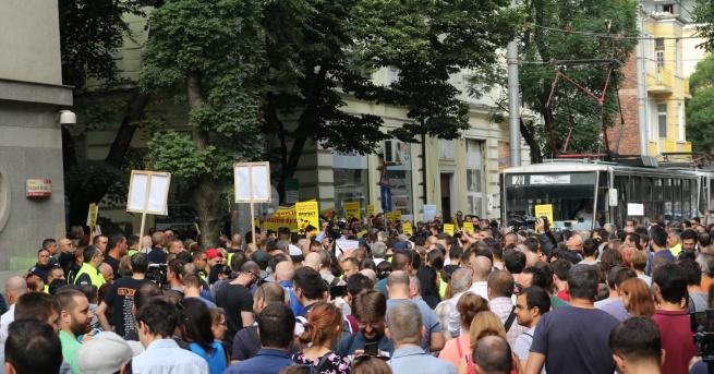 България Протести за и против Гешев замеряха ВСС с яйца