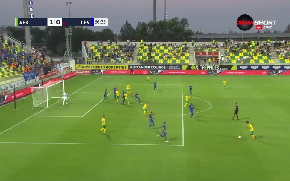 В 67-ата минута на двубоя между АЕК и Левски, Апостолос