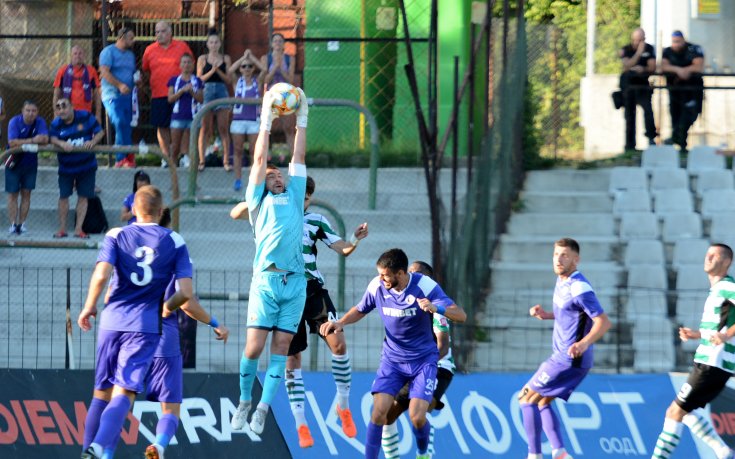 Етър преговаря с двама халфове