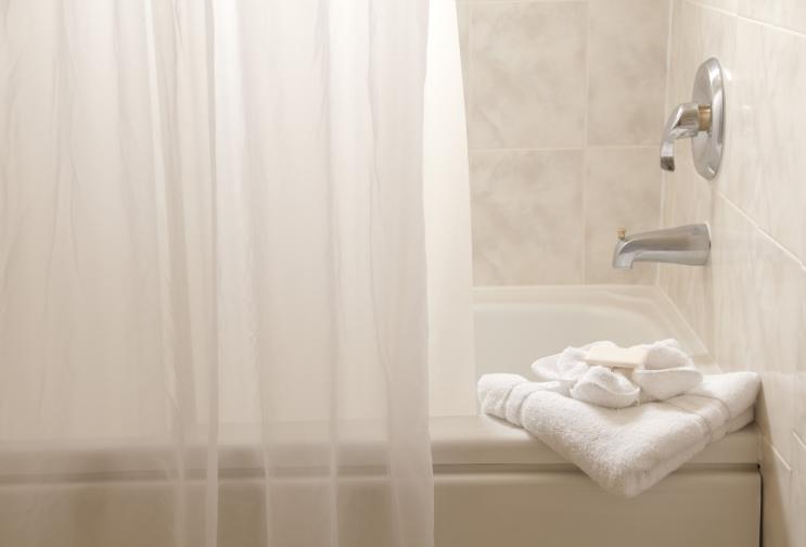  <br> Завесата в банята - експерти поучават тя да се пере няколко пъти в месеца, а да я сменяте всяка година, изключително в случай че забележите, че се появява мухал по нея, което се случва постоянно, в случай че не се пере с препарат или самата завеса е с неприятно качество. <br> 