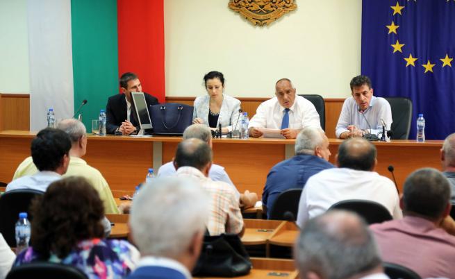 Премиерът Бойко Борисов и министърът на земеделието, храните и горите Десислава Танева са в Пазарджик. Те провеждат среща в Община Пазарджик във връзка с предприетите мерки за ограничаване разпространението на африканската чума по свинете.