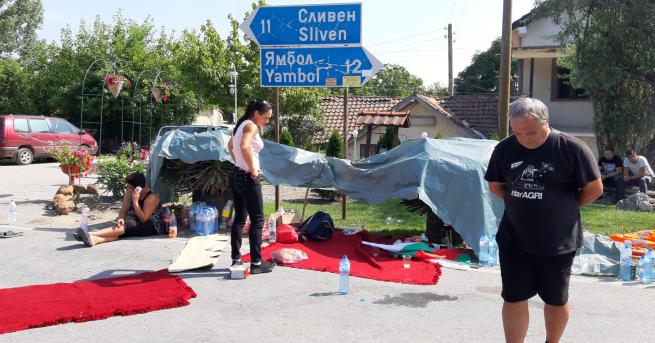 България Блокадата на пътя Ямбол-Сливен продължава На протест срещу умъртвяването