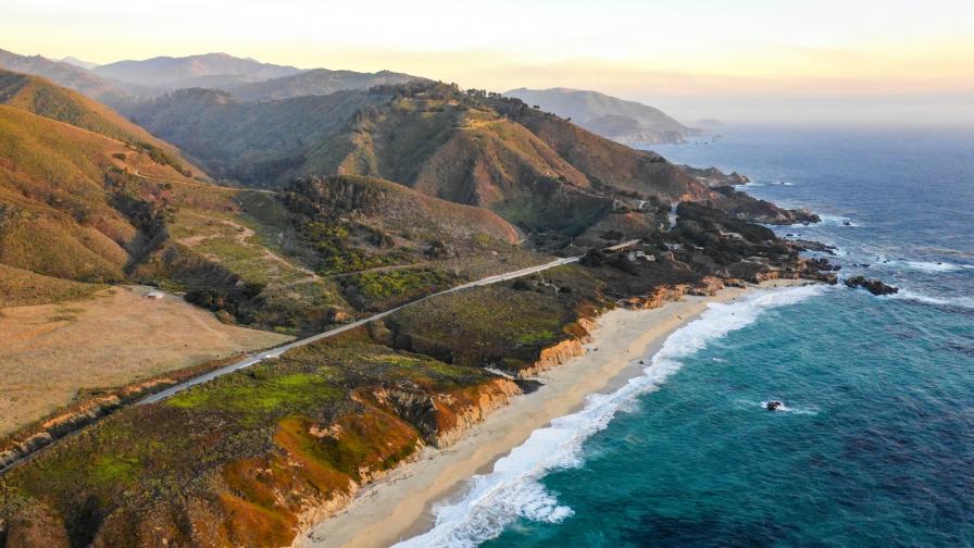  Срина се канара върху плаж в Калифорния, трима души починаха 