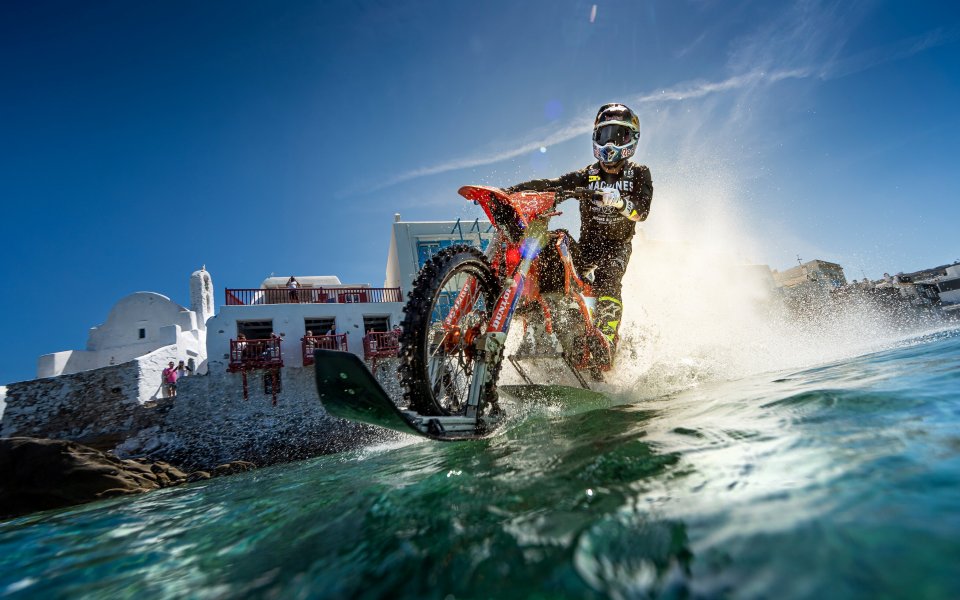 Гръцкият остров Миконос и водите на Егейско море се превърнаха