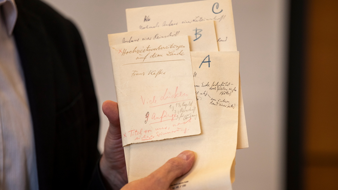 <p>С друго решение Израелският върховен съд отне от израелско семейство ръкописи на Кафка, част от които се съхранявали в израелска банка, а друга - в апартамент в Тел Авив.</p>