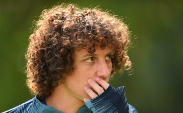 Централният бранител Давид Луис до броени часове се очаква да