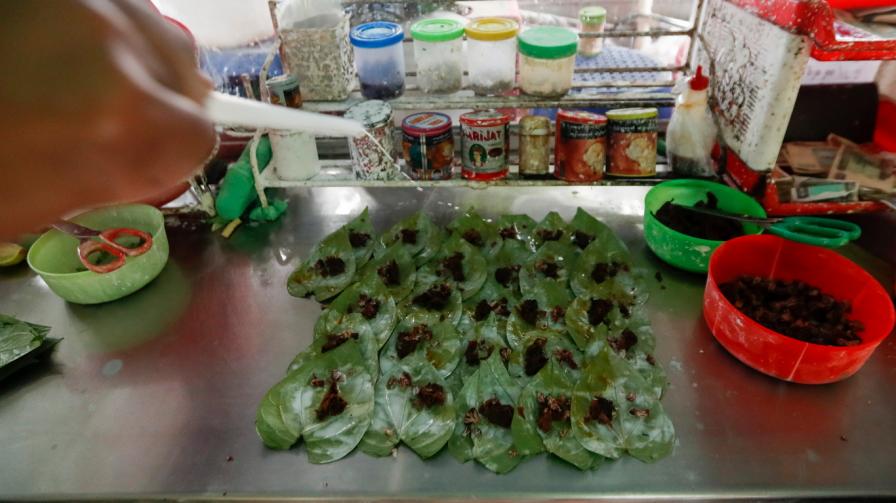  <br> Най-разпространеният метод за подготвяне е да се намаже листото с гасена вар, чийто калций подкрепя усвояването на алкалоидите от бетела и ареката, след което се прибавят късчета от ореха и спомагателни овкусители, от време на време и тютюн. Цялата примес се увива в листото и е подготвена за консумация. Така направената хапка се поставя в бузата и се дъвче. <br> 