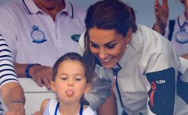  <p><strong>Кейт</strong> по къси панталонки, а <strong>Шарлот</strong> се плези (СНИМКИ)</p> 