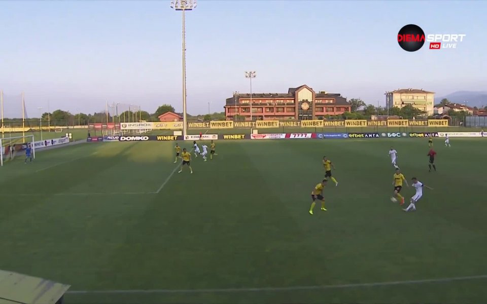 Страхотен гол на Родни Антуи, който с ножичен удар изненада