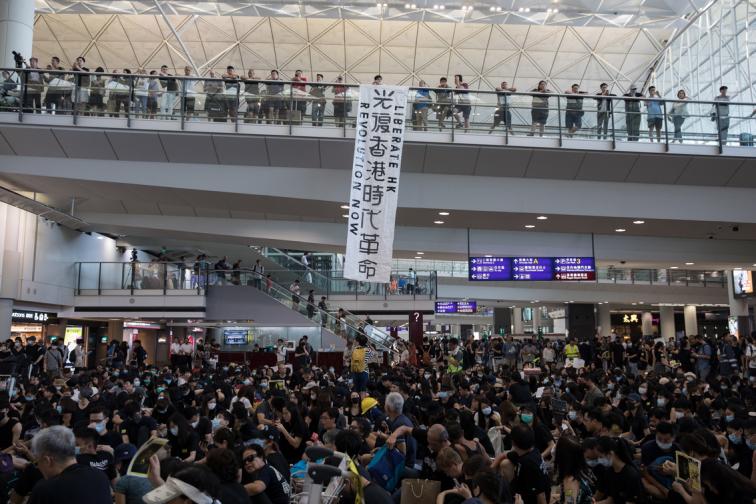  Хиляди протестиращи окупираха залите за идване и тръгване на интернационалното летище в Хонг Конг, което е измежду най-натоварените в света. 