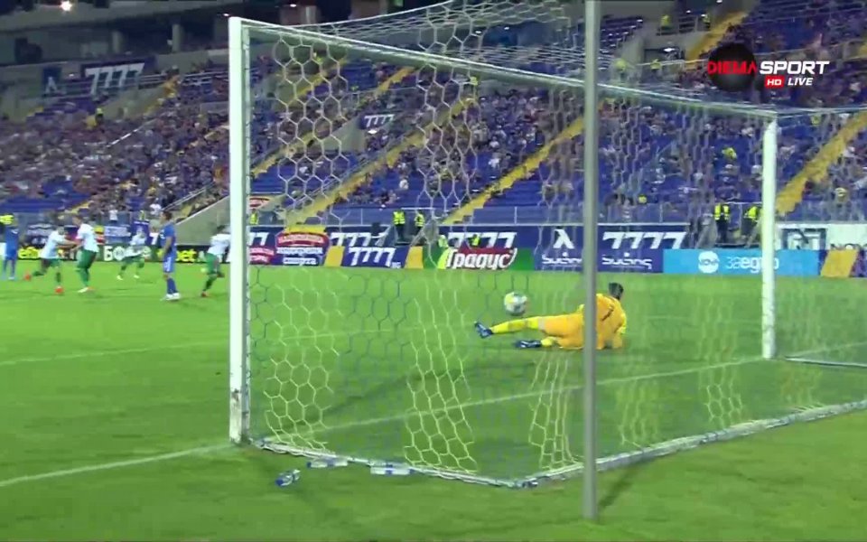 Попадение на Педро Еуженио от Берое във вратата на Левски