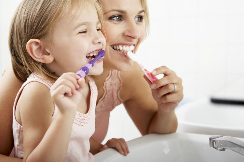 <p>Сухо мляко и паста за зъби - сухото мляко ще направи зъбите ви перлено бели и по-здрави. Сложете малко в пастата си за зъби и се измийте.</p>