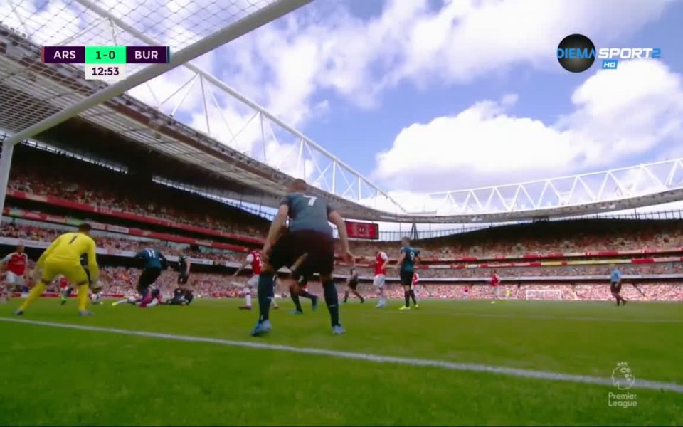 Арсенал и Бърнли се оттеглиха на почивка при резултат 1:1