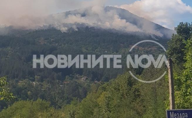 Пожар край софийското село Реброво, има опасност за населението